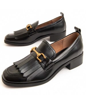 Mocasin de tacón bajo. Hecho con materiales veganos. Ajuste cómodo. Fabricado por otras marcas para nuestra marca. Medidas aproximadas: tacón de 3.75 cm.