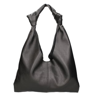 Bolso bandolera para mujer. El cierre es con botón magnético. Faltan bolsillos internos. Los bolsillos externos están ausentes. Falta la correa para el hombro. El mango es de cuero. Hay un compartimento interno. El material exterior es piel auténtica tipo dólar. Internamente está forrado en tejido 70% algodón - 30% poliéster. Medidas: 40x42x2 cm. Hecho en Italia