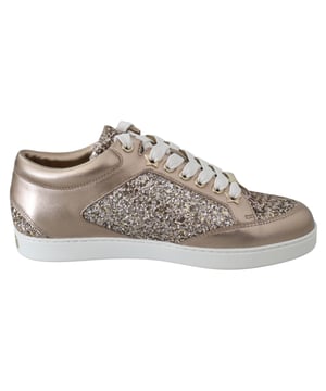 Precioso a estrenar con etiquetas bolsa guardapolvo y caja de zapatos.
  Zapatillas Jimmy Choo 100% autenticas.
  Modelo: Zapatillas de cuero Ballet Pink Miami ogml.
  Estilo de cierre: Slip-on.
  Color: Rosa Ballet.
  Material: Purpurina Metalizada/Cuero.