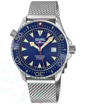 El reloj automático para hombre Gevril 48832B Hudson Yards es una obra maestra que combina diseño y funcionalidad. Parte de la Colección Divers, se inspira en el vibrante lado oeste inferior de Manhattan. Con siete estilos distintivos, se adapta tanto a la exploración submarina como a la alta cocina. Las esferas del reloj vienen en negro clásico, verde vibrante o azul de buceador, combinadas con acero inoxidable dorado o plateado. Alimentado por los movimientos automáticos suizos de Sellita, cuenta con una resistencia al agua de hasta 300 metros y una válvula de liberación de helio.

La pulsera, que se asemeja a una vía de tren bien trazada, es duradera y elegante. Marcadores luminosos y un bisel rotatorio de cerámica añaden estilo. Este reloj trasciende de las profundidades oceánicas a alturas con estrella Michelin, epitimando la opulencia y la funcionalidad. Las características clave incluyen una caja de acero inoxidable de 43 mm, bisel de carburo negro, función de fecha/día, fondo de caja de exhibición y una pulsera de extensión de buceo de dos tonos IPYG. Con cristal de zafiro anti-reflectante, es resistente al agua hasta 300 metros, impulsado por el movimiento automático suizo Sellita SW220-1.
