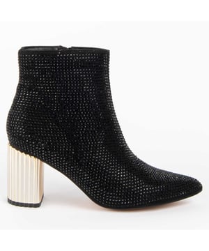 Dames enkellaars met hak. Comfortabele pasvorm. Gevoerde binnenzool van natuurlijk leer. Gemaakt door andere merken voor ons merk. Afmetingen: 6 cm hak, 16 cm hoog en 10 cm breed.