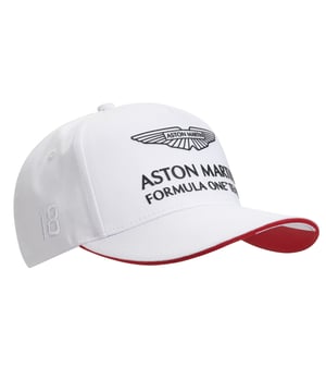 Es gibt nur wenige Automobilmarken, die so ikonisch und zeitlos sind wie Aston Martin. Zeigen Sie Ihre Unterstützung für deren bedeutsame Rückkehr in die Formel 1 im 21. Jahrhundert mit der offiziellen Teamwear-Kollektion. Diese klassische Kappe mit gebogenem Schirm verfügt über einen verstellbaren, perforierten Riemen, damit Sie die perfekte Passform erreichen können, sowie ein Union-Jack-Tag für einen Hauch britischen Stils. Der Teamname wiederholt sich entlang des Randes des Schirms, der auf der Unterseite strukturiert ist, und die gedruckten Teamdetails sind vorne, seitlich und hinten auf der Krone angebracht.