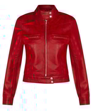 Mejora tu estilo con nuestra chaqueta de motociclista de cuero para mujer, una pieza atemporal que rezuma vanguardia y sofisticación. Esta chaqueta, confeccionada con un cuero increíblemente suave, ofrece una sensación de lujo y un aspecto resistente que es perfecto para cualquier ocasión. Ya sea que estés en la carretera o simplemente paseando por la ciudad, esta chaqueta de motociclista de cuero es la opción perfecta para hacer una declaración de moda audaz. Su combinación de elementos de diseño clásico y comodidad moderna la convierte en una incorporación imprescindible para cualquier guardarropa. Cuello alto con cierre de dos botones para una estética clásica de motociclista. Dos bolsillos en el pecho añaden funcionalidad y estilo a la chaqueta. Los accesorios plateados brindan un elegante contraste con el cuero. El forro interior de satén garantiza comodidad y un ajuste suave. El cuero suave no solo se ve genial, sino que también se siente excepcionalmente cómodo contra la piel.