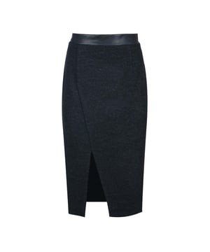Dieser elegante anthrazitfarbene Bleistiftrock ist aus einer gewebten Wollmischung gefertigt und verfügt über einen stilvollen Bund aus Kunstleder für einen modernen Touch. Vollständig gefüttert für Komfort, hat er einen verdeckten Reißverschluss auf der Rückseite und einen schicken Schlitz vorne, der der klassischen Silhouette eine subtile Raffinesse verleiht. Ideal für berufliche und formelle Anlässe, kombiniert dieser Rock Eleganz mit zeitgenössischem Stil und ist ein vielseitiges Basic für jede Garderobe. Länge für Größe 36: 69 cm.
