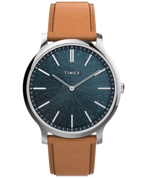 Deze Timex Gallery Analoge Horloge voor Mannen is het perfecte sieraad om te dragen of cadeau te geven. De zilveren 39 mm ronde kast in combinatie met de comfortabele bruine leren horlogeband zorgt ervoor dat je van dit prachtige tijdstuk kunt genieten zonder compromissen. Aangedreven door een hoogwaardig quartzmechanisme en waterbestendig tot 3 bar, blijft je horloge tikken. Dit horloge is geschikt voor elke gelegenheid, of je nu aan het werk bent, in je vrije tijd of op een banket. Hoge kwaliteit bruine leren strap van 21 cm lang en 19 mm breed met een gesp. Kastdiameter: 39 mm, kastdikte: 6 mm, kastkleur: zilver en wijzerplaatkleur: blauw.