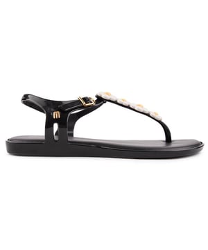 La Melissa Solar Spring es una bonita sandalia con un brillo. Mirada fresca. que celebra la estación más florida del año. La sandalia vegana con tira para el dedo deja ver todo el pie y es perfecta para usar en los días soleados. 100% reciclable. sostenible y fabricado con melflex supersuave patentado. Este precioso zapato de diseño se puede llevar con orgullo y con la conciencia tranquila.
