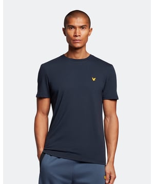 Das Lyle & Scott Martin T-Shirt aus strapazierfähigem, leichtem Baumwoll-Polyester-Mix ist diese Saison ein Must-have für jeden Sportler. Perfekt fürs Fitnessstudio, zum Kicken oder auch für entspannte Tage zu Hause. Dieses T-Shirt passt zu fast allem und ist in vielen Farben erhältlich. Mit Detailnähten an Schultern, Kragen und Bündchen sowie unserem charakteristischen Golden Eagle. Passform: Normal. Es sitzt weder zu eng noch zu locker und verleiht Ihnen einen klassischen, zeitlos-stilvollen Look. Wir empfehlen Ihnen, Ihre gewohnte Größe zu bestellen. Wenn Sie zwischen zwei Größen schwanken, wählen Sie eine Nummer größer.