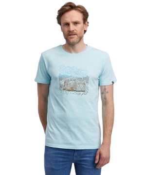Für alle Outdoor-Enthusiasten ist das 'ROGGERO GRADIANT' T-Shirt von ragwear ein unverzichtbares Kleidungsstück. Es präsentiert einen kreativen Camper-Print, der deine Leidenschaft für die Natur unterstreicht - perfekt für urbane Entdecker. Mit seinem komfortablen Schnitt und dem klassischen Rundhalsausschnitt bietet es Freiheit und Stil für jedes Abenteuer.