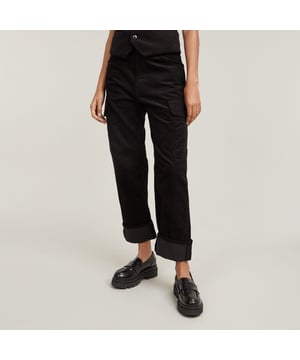 
Ontdek de perfecte mix van stijl en comfort met de G-Star Raw Cargo Cord 3D BF Wmn. Deze zwarte cargobroek van ribcord katoen biedt een luxe uitstraling die perfect is voor elke gelegenheid. Met een relaxte pasvorm en hoge taille voel je je de hele dag door vrij en zelfverzekerd. Deze broek is veelzijdig en makkelijk te combineren. Draag het met je favoriete sneakers of boots voor een casual look. De unieke cargozakken voegen trendy flair aan je outfit. Met deze broek voel je je comfortabel in de koudere maanden. Het zachte katoen zorgt voor extra warmte zonder in te boeten op stijl. Kies voor de G-Star Raw Cargo en geef je garderobe een upgrade die je elke dag weer blij maakt.