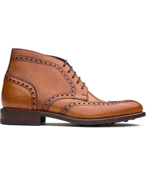 Mens tan Loake swallowdale boots, manufactured with leather and a rubber sole. Featuring: leather insock, goodyear welted, rubber sole and brogue detail.