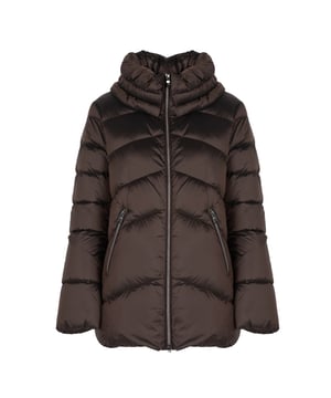 Der einfache Stil dieser Jacke bietet einen zeitlosen Look, der in jeder Situation gut funktioniert und sich leicht mit verschiedenen Kleidungsstücken kombinieren lässt, um ein harmonisches Gesamtbild zu schaffen.

Der lockere untere Teil bietet Bewegungsfreiheit und Tragekomfort, was ideal für kühlere Tage ist, wenn Sie sich bequem und stilvoll fühlen möchten, ohne Einschränkungen.

Eine gesteppte Jacke ist nicht nur eine modische Wahl, sondern auch praktisch, da die Steppung hilft, die Wärme gleichmäßig zu verteilen, was an kalten Wintertagen besonders wichtig ist.

Ein mit einem Druckknopf verschließbarer Kragen ist ein Detail, das der Jacke ein modernes Aussehen verleiht und gleichzeitig vor Wind schützt, zusätzliche Wärme und Komfort bietet.

Mit einem doppelten, markierten Reißverschluss verschließbar, bietet die Jacke nicht nur eine elegante Optik, sondern auch zusätzlichen Schutz vor Kälte, und das Markenlogo verleiht ihr einen exklusiven Charakter.

Vorne befinden sich zwei Reißverschlusstaschen, eine praktische Lösung, die das sichere Aufbewahren von Kleinigkeiten wie Schlüsseln oder einem Telefon ermöglicht, immer griffbereit.

Die mit elastischem Gummi abgeschlossenen Ärmel garantieren eine perfekte Passform und Schutz vor kalter Luft, was die Jacke noch funktionaler macht.

Die mit Entendaunen gefütterte Jacke bietet unvergleichliche Wärme und Leichtigkeit, was für den Tragekomfort an den kältesten Tagen des Jahres entscheidend ist.

Aus hochwertigem, atmungsaktivem und wasserdichtem Stoff gefertigt, bietet die Jacke ausgezeichneten Schutz vor Regen und Wind und ermöglicht gleichzeitig der Haut zu atmen, was sie zur idealen Wahl bei jedem Wetter macht.
