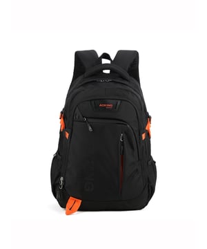 Mochila unisex. El cierre es con cremallera. Los bolsillos internos son uno abierto. Hay tres bolsillos externos con cremallera y dos laterales abiertos. Falta la correa para el hombro. El asa es de tela. Hay un compartimento interno. El material exterior es poliéster. Internamente está forrado en poliéster. Medidas: 32x18x45 cm. Producto de moda