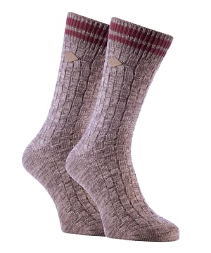 Farah 1920 Basket Weave Chunky Boot Socks Un par de calcetines cómodos y con estilo es una parte esencial de cualquier conjunto. Estos calcetines gruesos para botas Farah 1920 son una gran elección para su colección, vienen en una variedad de colores tierra hechos con un hilo grueso de algodón rico en jaspeado, con un amplio canalé de tejido de cesta que queda muy bien con pantalones formales de molesquín o de tweed. Estos calcetines son 91% algodón, lo que significa que son ricos en algodón, haciendo estos calcetines extra cómodos y suaves contra el pie mientras que también ofrecen los beneficios asociados de usar calcetines de algodón. Tienen la icónica "F" de Farah bordada en los calcetines en una lengüeta cosida con el logotipo. Todas las opciones de color son ricos colores tierra con una banda de contraste de 2 rayas en la parte superior del calcetín alrededor del puño elástico. Gracias a su grueso tejido de algodón y a su ligera sujeción, estos calcetines son ideales para llevar con ropa informal o con botas de moda. Esto se debe a que se adaptan más cómodamente a las botas que los calcetines finos de algodón normales. Cualquiera que busque un par de calcetines cómodos y a la moda en un solo paquete los encontrará con estos calcetines, ya sea para sí mismo o como un gran regalo. Disponibles en un paquete de 2 pares, están disponibles en 6 colores. Son de la talla 6-11 UK 7-12 US 39-45 EUR para hombre y la composición del material es 91% Algodón, 8% Poliéster, 1% Elastano. Detalles adicionales del producto - Paquete de 2 pares - Con la marca Farah - Calcetines de bota - Punto grueso - Algodón - 6-11 UK 7-12 US 39-45 EUR - 6 colores disponibles - 91% Algodón, 8% Poliéster, 1% Elastano - Lavables a máquina