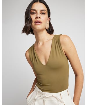 V-neck, Sleeveless, Popper fastening