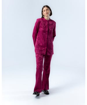 La Chaqueta Verónica jacquard es una pieza audaz y elegante para tu armario de otoño. Con su vibrante diseño floral y corte holgado, esta chaqueta aporta un toque de distinción a cualquier conjunto. Combínala con pantalones oscuros y tacones para un look chic y sofisticado.
 
 
 
 Chaqueta evasé.
 
 Manga larga.
 
 Cierre frontal con botones presión.
 
 Tejido Jacquard.