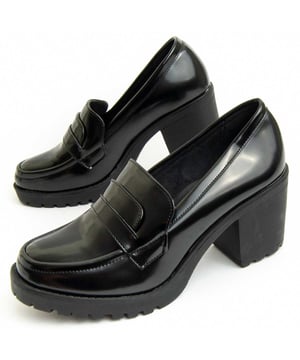 Mocasín de tacón para mujer. Calce cómodo. Fabricado con materiales veganos. Fabricado por otras marcas para nuestra marca. Medidas aproximadas: 7 cm de tacón y 2 cm de plataforma.