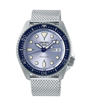 De 43mm kast van het Seiko 5 Sports SRPE77K1 model is gemaakt van gepolijst roestvrij staal, wat de drager ongeëvenaarde niveaus van anti-corrosiviteit biedt, en zorgt voor een langere glansduur. Hardlex glas is ook gebruikt om verdere bescherming te bieden. Er is ook een niet-geschroefde kroon aanwezig naast de 4-uursmarkering, de kroonbescherming heeft een geborstelde afwerking, wat een subtiel, maar bevredigend, contrast creëert tussen deze en de rest van de gepolijste kast. Bovenop de kast bevindt zich een diepzeeblauwe unidirectionele lunette die kan worden gebruikt om een ​​run in het park te timen, geweldig voor jullie sportliefhebbers. De lunette heeft gekartelde randen waardoor je hem gemakkelijk kunt vastpakken en draaien. De lunette is nauwkeurig tot op de minuut. De achterkant van de kast is transparant, waardoor de drager de interne mechanismen van het uurwerk kan bekijken.