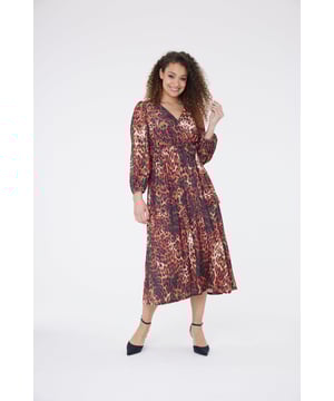 Este llamativo vestido con estampado animal está completamente forrado y tiene un tejido superior elástico y suave que le da un acabado elegante. Este vestido midi es versátil y perfecto para cualquier ocasión o evento. El hermoso estampado, las largas mangas globo y la silueta fluida trabajan juntas para darle al vestido un toque de estilo. El vestido Bella presenta un escote en V que favorece la figura. Llévalo con zapatillas blancas para un look casual o con tacones para tu próxima fiesta o boda.

Largo, fluido, estampado de moda.

95% Poliéster, 5% Elastano

Forro: 100% Poliéster

Lavado a máquina a 30°
