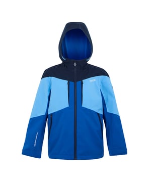 
100% gerecycleerd polyester. Voering: Gaas. Ontwerp: Contrast, Logo. 165gsm. Stof Technologie: Ademend, Isotex 15000, Stretch, Getapete naad, Waterafstotend. 360 graden Reflectie. Manchet: Verstelbaar. Halslijn: Hoge halsband, Kapitein. Type mouw: Lange mouwen, Taffeta gevoerd. Eigenschappen van de kap: Gegroeid op de kap. Zakken: 2 borstzakken, rits, 2 onderzakken. Bevestiging: Volledige ritssluiting. 10000g/m²/24hrs. Zoom: Schokkoordzoom. 13 Jaar: 32 in. 7-8 jaar: 26 in. 9-10 jaar: 28,5 in. 5-6 jaar: 24 in. 11-12 jaar: 31 in. 3-4 jaar: 22,5 in. 14 Jaar: 33 in. 15-16 jaar: 36 in.