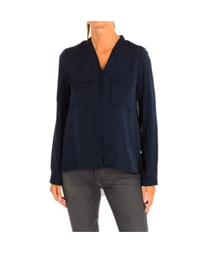 Long Sleeve Blouse Le temps des Cerises.
 Color Navy-black
 Suitable and casual for every day.
 Main button closure.
 Patch pockets with flaps on the front.
 Loose cut.
 Button closure cuffs.
 Seams seen in tone.

 Composition: 100% Polyester.

 -Machine wash at a maximum temperature of 30º.
 -Do not use a dryer.
 -Do not use bleach.
 -Iron temperature max. 110º.
 -Do not dry clean.
 Composition: 100% polyester.
 Care:
-Machine wash at a maximum temperature of 30º.
 -Do not use a dryer.
 -Does not use bleach.
 -Iron maximum temperature 110º.
 -Do not dry clean.
