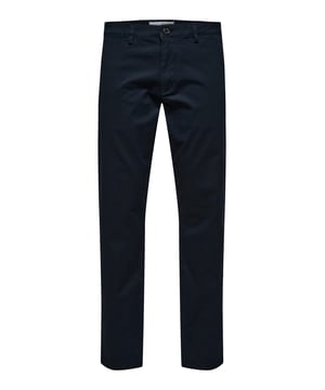 Tauchen Sie ein mit der Herren-Chinohose von Selected Homme. Mit ihrer schlanken Passform und dem schlanken Schnitt an den Oberschenkeln verleiht sie jedem Outfit eine moderne Eleganz. Die Paspeltaschen mit Knopf am Gesäß verleihen der Hose einen Hauch von Raffinesse und Funktionalität. Genießen Sie den ganztägigen Tragekomfort dank der hochwertigen Materialien und der sorgfältigen Verarbeitung. Die seitlichen Eingriffstaschen bieten praktische Aufbewahrungsmöglichkeiten für kleine Gegenstände. Der Reißverschluss und der Knopfverschluss sorgen für einen sicheren Sitz und ein einfaches An- und Ausziehen. Diese Chinohose ist perfekt für Männer, die einen anspruchsvollen Look mit einem Hauch von Lässigkeit suchen. Die Knöchellänge verleiht dem Style einen modernen Touch und ermöglicht es Ihnen, Ihre Lieblingsschuhe zu präsentieren. Die Gürtelschlaufen bieten die Möglichkeit, Ihren persönlichen Stil mit einem Gürtel Ihrer Wahl zu unterstreichen. Von lässigen Wochenendausflügen bis hin zu formellen Anlässen - diese Hose ist vielseitig einsetzbar und passt zu fast jedem Anlass. Erleben Sie den zeitlosen Stil und die Qualität von Selected Homme, die Ihren Look auf ein neues Level heben werden. Gönnen Sie sich den Luxus von Komfort und Stil - mit dieser Chinohose sind Sie immer perfekt gekleidet.