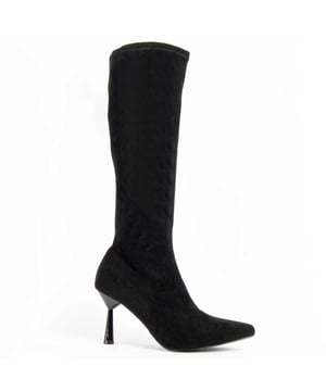 Bota de tacón para mujer. Calce cómodo. Plantilla acolchada de piel natural. Fabricado por otras marcas para nuestra marca. Medidas aproximadas: 8 cm de tacón, 38 cm alto de caña y 12 cm ancho de caña.