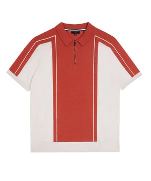 Kwaliteit materiaal:  Ted Baker staat bekend om het gebruik van hoogwaardige materialen. Als het poloshirt wordt beschreven als wol, dan is het waarschijnlijk gemaakt van een eersteklas wolmix, die warmte, comfort en een luxe gevoel geeft.

 Verfijnd Ontwerp:  Ted Baker staat bekend om zijn verfijnde en stijlvolle ontwerpen. Het Jesty Wool Poloshirt zou kunnen beschikken over een modern en op maat gemaakt ontwerp met aandacht voor detail, als gevolg van de toewijding van het merk aan fashion-forward esthetiek.

 Subtiele Branding:  Ted Baker gebruikt vaak subtiele branding. Zoek naar discrete Ted Baker logo's, knopen of andere kenmerkende elementen die bijdragen aan het algehele ontwerp zonder al te opvallend te zijn.

 Veelzijdigheid:  Het Jesty Poloshirt zou veelzijdig genoeg kunnen zijn om de overgang te maken tussen casual en meer gepolijste gelegenheden. Dit aanpassingsvermogen is een gemeenschappelijk kenmerk van de kledingstukken van Ted Baker.

 Comfortabele pasvorm:  Ted Baker geeft prioriteit aan zowel stijl als comfort. Verwacht dat het Jesty Poloshirt een comfortabele pasvorm heeft, zodat je gemakkelijk kunt bewegen terwijl je een gepolijste uitstraling behoudt.

 Verscheidenheid aan kleuren:  Ted Baker biedt haar producten vaak aan in verschillende kleuren. Het Jesty Poloshirt kan beschikbaar zijn in verschillende kleuropties om aan individuele voorkeuren te voldoen.