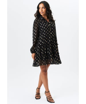 Este vestido camisero amplio con estampado metalizado añade un toque elevado a cualquier armario. Su exclusivo diseño estampado metalizado en negro es perfecto para quienes aman destacar con estilo. La silueta amplia crea un ajuste favorecedor, mientras que el estilo camisero añade un toque de sofisticación informal. Imprescindible para los amantes de la moda en todas partes.