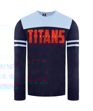 De Fanatics NFL Tennessee Titans Paneled Men's Top is een stijlvolle en comfortabele top ontworpen voor fans van het Tennessee Titans NFL footballteam. Hier zijn enkele belangrijke kenmerken en details van deze top:

 Officiële NFL Merchandise:  Deze top is een officieel gelicenseerd NFL-product, waardoor authenticiteit en kwaliteit gegarandeerd zijn.

 Teamlogo en kleuren:  Het topje is voorzien van het teamlogo en de teamkleuren van de Tennessee Titans, zodat fans trots hun steun aan het team kunnen tonen.

 Paneelontwerp:  Het ontwerp met panelen voegt een stijlvol en sportief tintje toe aan het uiterlijk van de top, waardoor hij geschikt is voor wedstrijddagen, vrijetijdskleding of buitenactiviteiten.

 Comfortabele stof:  De top is gemaakt van comfortabele materialen die zacht en knus aanvoelen.

 Veelzijdig gebruik: Deze top is geschikt voor verschillende gelegenheden, waaronder het bijwonen van voetbalwedstrijden, het kijken naar wedstrijden of gewoon het tonen van teamtrots in het dagelijks leven.

 Korte mouwen of lange mouwen: Afhankelijk van het specifieke ontwerp zijn er opties met korte mouwen of lange mouwen voor verschillende weersomstandigheden.

 Onderhoudsvriendelijk:  Het schoonmaken en onderhouden van de top is meestal eenvoudig, omdat het meestal in de wasmachine kan, waardoor het een praktische keuze is voor fans.

 Beschikbaar in verschillende maten:  Fanatics biedt vaak verschillende maten om fans met verschillende lichaamstypes een comfortabele pasvorm te bieden.

De Fanatics NFL Tennessee Titans Paneled Men's Top is een geweldige keuze voor NFL fans die de Tennessee Titans willen steunen in stijl en comfort. Of je nu naar het stadion gaat om een wedstrijd te kijken, thuis toekijkt of gewoon je teamtrots wilt laten zien tijdens alledaagse activiteiten, deze top biedt zowel comfort als teamspirit.