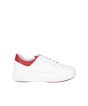 Atadas con cordones, estos elegantes zapatos proporcionan un ajuste excelente y estabilidad, perfectos para cualquier ocasión, desde paseos diarios hasta reuniones formales.

La punta redondeada añade un aspecto clásico que nunca pasa de moda, al mismo tiempo que ofrece comodidad y espacio para los dedos, lo cual es clave para la comodidad durante todo el día.

La suela con logo no solo proporciona una excelente tracción y durabilidad, sino que también subraya sutilmente el prestigio de la marca, añadiendo un carácter único a los zapatos.

En la parte trasera, el nombre de la marca está discretamente colocado, lo que añade elegancia y demuestra la autenticidad del producto, destacando su carácter exclusivo.

Hechos de cuero natural de alta calidad, estos zapatos no son solo estilosos, sino también extremadamente duraderos y transpirables, asegurando comodidad para llevar durante largas horas.

Empaquetados en una caja de la marca, son perfectos para regalar, resaltando la atención al detalle y el carácter lujoso del producto, que seguramente deleitará a cualquier destinatario.