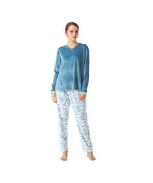Pyjama met lange mouwen en lange broek van J and J Brothers.
 Kleur blauw-print
 Effen T-shirt met ronde hals.
 Zachte textuur.
 Lange broek met print en elastische tailleband verstelbaar met een trekkoord.
 Open zakken aan de voorkant.
 Naden in toon zichtbaar.

 Samenstelling: T-shirt: 95% Polyester, 5% Elastaan; Broek: 95% Polyester, 5% Elastaan.

 -Wassen op max. temperatuur. 30º.
 -Geen bleekmiddel gebruiken.
 -Strijken op max. temperatuur. 110º.
 -Chemisch reinigen is niet mogelijk.
 -Mag niet in de droger.
 Samenstelling: T-shirt: 95% Polyester, 5% Elastaan; Broek: 95% Polyester, 5% Elastaan.
 Onderhoud:
-Wassen op max. temperatuur. 30º.
 -Geen bleekmiddel gebruiken.
 -Strijken op max. temperatuur. 110º.
 -Chemisch reinigen is niet mogelijk.
 -Gebruik van een droger is niet toegestaan.