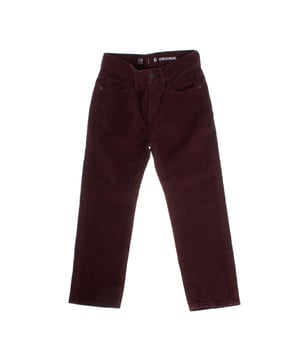 These boys' trousers are made from soft corduroy and feature an invisible elastic waistband, providing a comfortable and flexible fit.

 Additionally, the closure features a hook button on the inside, making it easy to put on without compromising the exterior style.

 The design includes the classic five pockets, adding functionality to its versatile style.

 With a straight cut, it is perfect for combining on various occasions, maintaining an elegant and cozy appearance for cooler days.
 Composition: 100% Cotton
 Care:
- Machine wash cold.
 - Use similar colors in the wash.
 - Avoid the use of bleaches.
 - Dry at low temperature in the dryer.
 - Iron at low temperature.
 - Do not dry clean.