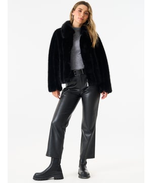 Aktualisieren Sie Ihre Garderobe mit dieser modischen Zip Front Faux Fur Short Jacket. Bleiben Sie gemütlich und stilvoll mit dem weichen Kunstpelz und dem stilvollen Reißverschluss vorne zu schließen. Perfekt für jede Gelegenheit, diese Jacke fügt den perfekten Hauch von Luxus zu jedem Outfit.Messung - ca. Länge - 60cm