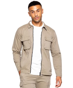 "La chaqueta sobrecamisa cargo Enzo presenta un diseño de manga larga con cremallera y cuello con cuello para una apariencia clásica. Con dos bolsillos cargo planos delanteros y dos bolsillos ribeteados laterales, tendrás amplio espacio de almacenamiento para todos tus elementos esenciales. Los adornos en las mangas y el dobladillo añaden un toque de detalle a esta prenda versátil.