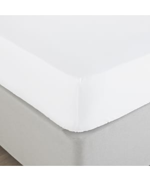 Featuring a luxurious 200-thread count bamboo blend. Made from a Cotton/Bamboo blend with a 200 thread count, this fitted sheet is extremely comfortable and cosy. Soft and crisp feel with a matte finish. Elasticated corners to grip the edges of your mattress.