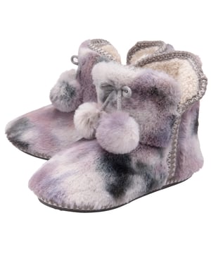 Dunlop Ladies Fluffy Plush Slippers with Pom PomsDie Füße im Winter kuschelig warm zu halten, ist ein absolutes Muss, wenn Sie in absolutem Komfort leben wollen, vor allem unsere Füße. Diese flauschigen Hausschuhe für Damen haben alle Qualitäten, um das perfekte Winteraccessoire zu sein: eine weiche Fleece-Innenausstattung, eine robuste Gummisohle, eine sichere Rückseite und ein dickes und flauschiges Obermaterial. Ursprünglich ein Reifenhersteller, begann Dunlop seine Verbindung mit Hausschuhen in den 1960er Jahren, als die in Lancashire ansässige Fabrik mit der Produktion von hochwertigen Hausschuhen mit Gummisohlen begann und dabei die intelligente Technologie nutzte, die ursprünglich für ihre bahnbrechenden Reifen entwickelt wurde. Die Marke Dunlop hat einen hervorragenden Wiedererkennungswert und ist ein Synonym für hohe Qualität und Zuverlässigkeit und genießt einen beneidenswerten Ruf, der sich auch auf ihr Sortiment an Hausschuhen und Freizeitschuhen erstreckt. Diese bequemen, superflauschigen Hausschuhe des Modells Lottie sind perfekt, wenn Sie einen Hausschuh suchen, der Wärme, Komfort, Bequemlichkeit und Mode in einem Paket voller Qualität vereint. Der Memory Foam polstert den Fuß und schafft einen Puffer zwischen Ihren Füßen und dem Boden im Haus. Die Pantoffeln haben zusätzlich flauschige Bommeln an der Vorderseite, die das Faulenzen im Haus noch stilvoller machen, und sind in 2 Farben erhältlich: Grau und Nerz. Die Hausschuhe sind in den Größen 3-8 UK erhältlich. Zusätzliche ProduktdetailsProduktmarke Dunlop HausschuheWeiches und warmes Fleece-InnenfutterGedämpfte Einlegesohle aus Memory FoamStylish Pom PomsGepolsterte Einlegesohle für ein besonders weiches GefühlWiderstandsfähige TraktionsgummisohleSchuhgröße 3-8 UKSuper flauschiges AußenmaterialGraue und Nerzfarben erhältlichNur Handwäsche