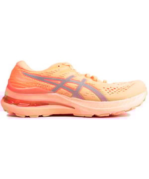 Asics Gel-kayano 28 Pfirsichrosa Schnürsneaker für Damen mit einem Obermaterial aus atmungsaktivem technischem Mesh und ikonischen Seitenstreifen in Grau. Diese leichten Laufschuhe für Frauen haben reflektierende Details und sind auf Überraschung ausgelegt. Die gepolsterte Zwischensohle, die Ff-blast+- und Gel-Technologie bieten Stabilität und Komfort bei jedem Schritt und Sprung.