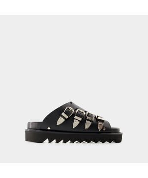 Kleuren: ZWART - ZWART. Materiaal: glad kalfsleer. Materiaal zool: rubber. Glad kalfsleer. Sluiting: eenvoudig aan te trekken. Teenvorm: rond open.