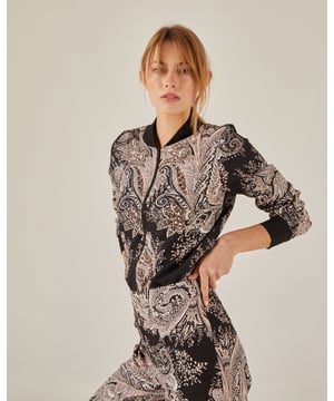 Completa tu look con nuestra bomber en color negro. El detalle de bordado en abalorios a tono agrega un toque de brillo y encanto. Diseñada para expresar tu estilo con confianza y autenticidad, esta bomber es perfecta para resaltar tu personalidad en cada ocasión. ¡Luce impresionante dónde vayas!

Bomber de cuello redondo y manga larga.
Cierre frontal con cremallera y bolsillos laterales.
Acabados en rib.
Detalle de bordado en abalorios a tono.