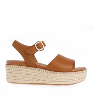 Womens FitFlop Eloise Espadrille Leather Back-Strap Wedge Sandals in light tan.Elevate je look - in elk opzicht - met espadrille sandalen op FitFlop's comfortabele hoge sleehak zool.- Glad hoge kwaliteit lederen bovendeel.- Licht gevoerde achterband met verstelbare gesp. - Comfortabel bovenwerk van katoenen keperstof en leer.- Hoge sleehakzool omwikkeld met natuurlijk jute voor een laidback-chique zomerse vibe.- Statement stiksel detail rond de bovenkant van de zool.- Microwobbleboard tussenzool - absorbeert schokken verspreidt druk en zorgt voor buitengewoon comfort.- FitFlop-logo op voetbed.- Slipbestendige rubberen buitenzool.- Gemiddelde tot wijde pasvorm.- Wighoogte 7,1 cm ongeveer.- Bovenwerk van leer en textiel Voering van leer en textiel Synthetische zool.- Ref: HS5-592Maten zijn uitsluitend bedoeld als richtlijn.