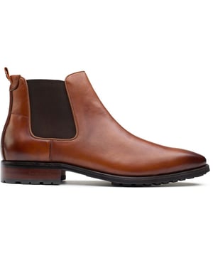 Maak kennis met de Simon Carter Style Clover, een klassieke Chelsea-boot die moeiteloos tijdloze elegantie combineert met betoverende details. Deze laarzen herdefiniëren het iconische Chelsea-ontwerp met een scherpe twist en voegen een vleugje verfijning met een vleugje persoonlijkheid toe aan elke stap. De Clover Chelsea-laarzen zijn met nauwkeurige precisie vervaardigd van hoogwaardige materialen en fijn leer en combineren comfort, duurzaamheid en gestroomlijndheid, geïnspireerd door de kenmerkende stijl van Simon Carter. Of je je nu opkleedt of karakter toevoegt aan je dagelijkse outfit, de SC Clover Chelsea-boot belooft je vertrouwde keuze te zijn.