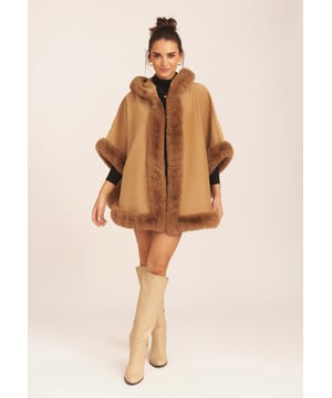 Naarmate de temperatuur daalt, blijf warm en gezellig met deze Oversized Cape met Zachte Bonten Rand en Kap. Je favoriete hoge nektrui en een paar zwarte broeken met laarzen geven je outfit een klassieke touch. Geniet van de warmte en het comfort van deze cape terwijl je stijl uitstraalt met de prachtige nepbonten rand.