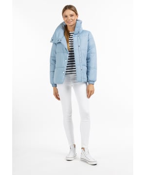 Mit ihren frischen Farben sorgt diese wattierte Steppjacke für einen modernen Winterlook. Das gerade geschnittene Modell hat eine breite Steppung, die die Körperwärme im Inneren ideal speichert und wird mit einer seitlich leicht versetzten Druckknopfleiste geschlossen. Details wie ein sportiver, hoher Stehkragen und zwei seitliche Eingrifftaschen mit Reißverschluss runden das clean Design stimmig ab. Übrigens: 100% wärmend, denn gefüttert ist dieses Piece ganz ohne tierische Federn.  Jacke mit Wattierung