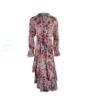 Laat je stijl zien met de Inoa Pink Dress. De flatterende print maakt het een tijdloos stuk voor je garderobe. Gemaakt van luxe stof, maak je met elke jurk een statement. Maak een statement in stijl! 100% zijde, bloemenprint Lange mouwen, knoopsluiting, ongelijke zoom Dit item is geschikt voor maat UK 8- UK 14