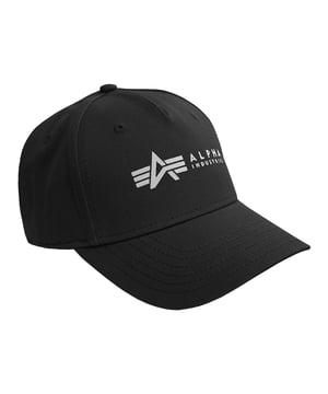 Diese Herren-Basecap kombiniert modernes Design mit funktionalen Details. Das farbige Logo auf der Vorderseite setzt einen markanten Akzent und macht die Cap zu einem echten Hingucker. Dank der verstellbaren Snapback-Schnalle lässt sie sich individuell anpassen und bietet einen perfekten Sitz. Ziernähte auf dem Schirm verleihen der Cap eine hochwertige Optik, während bestickte Luftlöcher für eine optimale Luftdurchlässigkeit sorgen. Gefertigt aus belastbarem Twill, ist sie robust und ideal für den täglichen Gebrauch geeignet. Die innenliegenden Nahtabdeckbänder erhöhen den Tragekomfort und unterstreichen die hochwertige Verarbeitung. Eine Labelflag auf der Rückseite rundet das Design stilvoll ab. Perfekt für Männer, die Funktionalität und einen trendigen Look vereinen möchten.