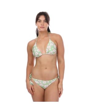 Ted Baker Raela omkeerbaar bikinitopje met klaproosprint in groen voor dames. Op zoek naar een spetterende verschijning op het strand? Dan is de RAELA bikinitop met klaproosprint het neusje van de zalm. Met een speelse driehoekige stijl en gevlochten bandjes versierd met kwastjes voel je je in een mum van tijd als een tropische godin. Combineer het met het bijpassende broekje om de look compleet te maken.- Halternek.- Versierd met gevlochten bandjes en kwastjes.- Levendige groene en roze bloemenprint.- Kwastjes details.- Triangel stijl.- Omkeerbaar.- Buitenkant: 80% Polyamide 20% Elastaan; Shell Binnenkant: 80% Polyamide 20% Elastaan.  Handwas.- Ref: 268093GROEN