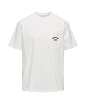 Entdecke das Only & Sons Herren T-Shirt - dein neues Must-Have für einen entspannten und stylischen Look. Dieses kurzärmlige T-Shirt überzeugt durch seine lockere Passform und den modischen Print, der deinem Outfit eine besondere Note verleiht. Der klassische Rundhalsausschnitt und der lockere Schnitt sorgen für ein angenehmes Tragegefühl und eine optimale Passform. Gefertigt aus hochwertigen Materialien, bietet dieses T-Shirt hohen Tragekomfort und ein weiches Gefühl auf der Haut. Selbst nach dem Waschen bleibt die Form erhalten, da das Shirt maximal um 5% einläuft. Perfekt für den Alltag, die Freizeit oder entspannte Aktivitäten - dieses T-Shirt ist vielseitig kombinierbar und immer die richtige Wahl. Genieße den idealen Mix aus Stil und Bequemlichkeit mit dem Only & Sons Herren T-Shirt. Dein neues Lieblingsstück für einen modischen und lässigen Auftritt!