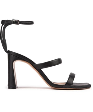 Experimente el lujo con las sandalias Liri Strappy de SOLE Made In Italy. Estos atrevidos tacones negros combinan cuero de calidad con suelas duraderas, con una punta cuadrada moderna y una cómoda silueta de tacón alto con tiras. Más que un simple par de sandalias de fiesta, son una declaración de moda que eleva tu estilo con una artesanía exquisita.