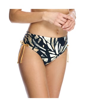 Braguitas de bikini tiro alto W240358 mujer.

Cuentan con lazos o cintas ajustables en los laterales de la cadera.
El corte clásico es favorecedor para diferentes tipos de cuerpo.
Completamente forradas.
Estas bragas de bañador clásicas son una opción versátil y práctica para la playa y la piscina.

Tejido de vanguardia con un alto poder moldeador, con una alta resistencia al cloro, cremas y aceites bronceadores y excelentes propiedades de absorción de la humedad.
 Composición: Forro exterior: 80% Poliamida, 20% Elastano.
Forro interior: 84% Poliéster, 16% Elastano.
 Cuidados:
Lavar a mano.
No usar lejía.
No usar secadora.
No planchar.
No lavar en seco.
No estrujar.