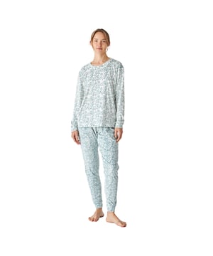 Pijama de mujer de manga larga con un diseño elegante y cómodo, ideal para descansar o relajarse en casa.

Confeccionado en suave terciopelo, este pijama es ideal para las noches frescas y ofrece una sensación de calidez y confort excepcionales. 

Su diseño moderno y sofisticado se adapta perfectamente a la figura femenina, realzando la silueta con un estilo chic y relajado.

El conjunto incluye una parte superior de manga larga con un delicado cuello redondo y pantalones a juego con cintura elástica regulable mediante cordones, brindando libertad de movimiento.

Las costuras vistas a tono añaden un detalle sutil pero elegante.

Disfruta de la suavidad del terciopelo y de un diseño que combina moda y funcionalidad. Ideal para regalar o para consentirte a ti misma.
 Composición: Camiseta: 95% Poliéster, 5% Elastano; Pantalón: 95% Poliéster, 5% Elastano
 Cuidados:
-Lavar en un ciclo suave.
-Siempre usar agua fría o tibia. 
-No usar secadora. Es mejor secarlo al aire. 
-Si es necesario, planchar a temperaturas bajas.
-No usar blanqueadores.